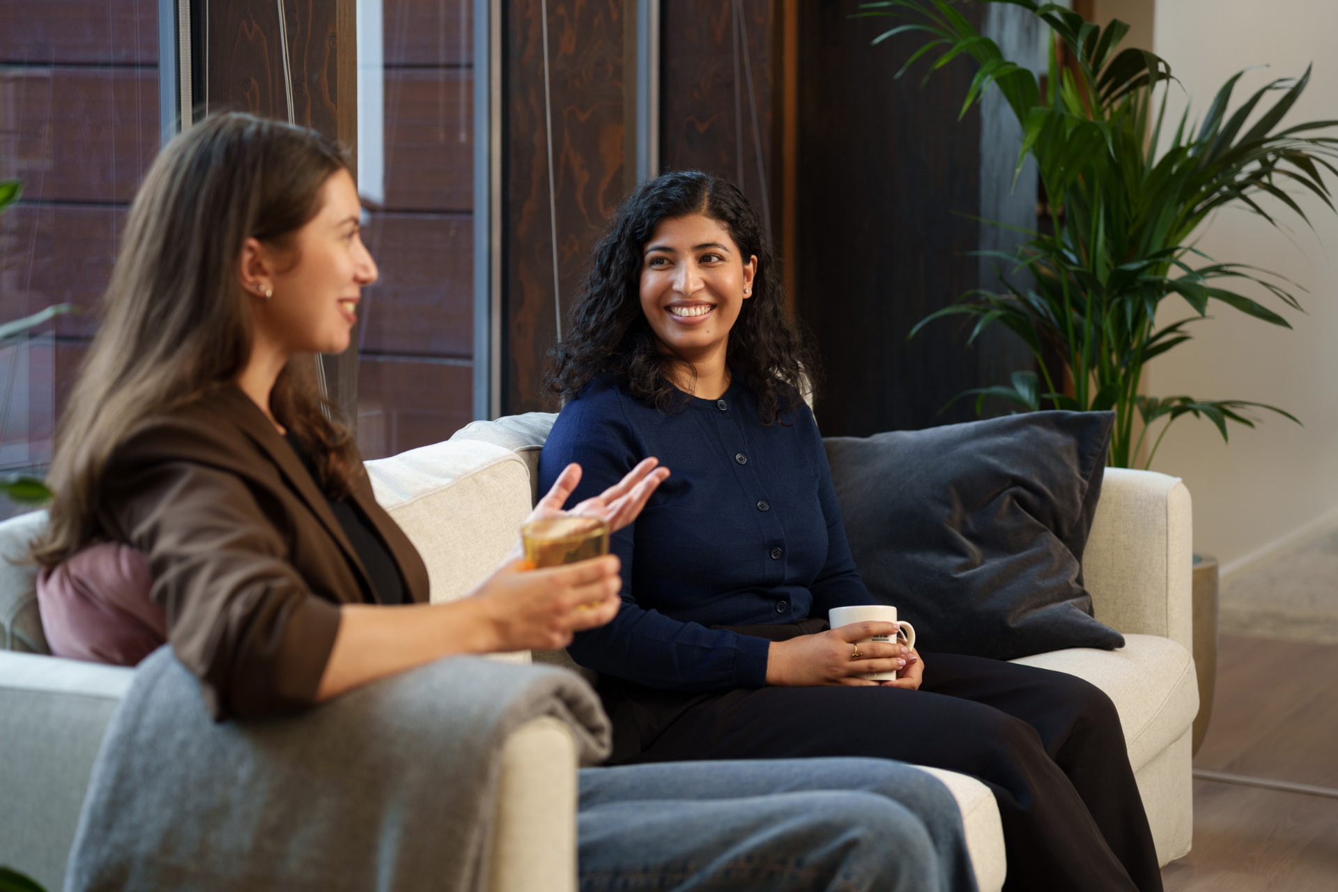 Two Kumorion team members talking on the office sofa
